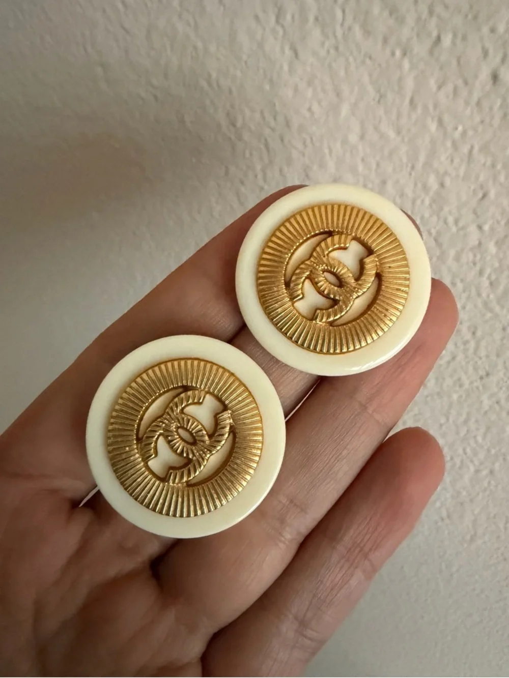 ✨Vintage Chanel Cream & Gold CC Medallion Statement Earrings🤍 - Picture 7 of 8